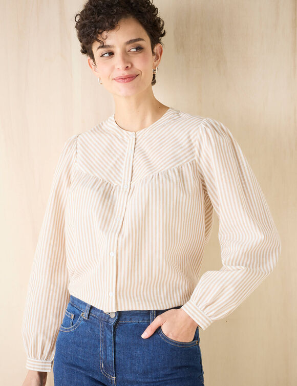 Chemisier boutonné col rond rayé (beige / blanc) Chemisier boutonné col rond rayé (beige / blanc)